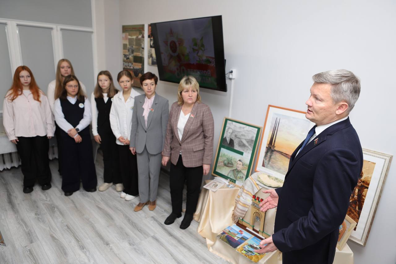 Делегат ВНС, депутат Минского городского Совета депутатов, директор Молодежного театра эстрады Сергей Медведев провел открытый диалог с молодежью