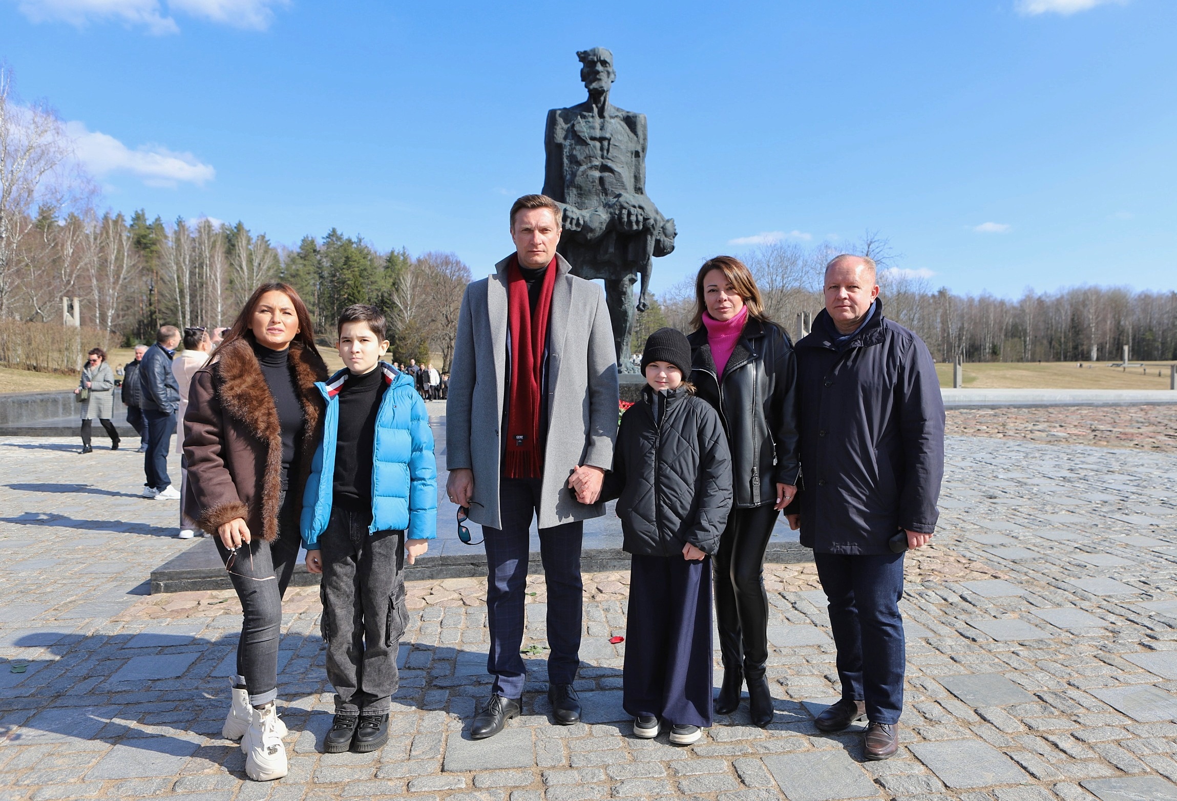 Коллектив Молодежного театра эстрады принял участие в акции «Приди и поклонись», почтив память жертв Хатыни